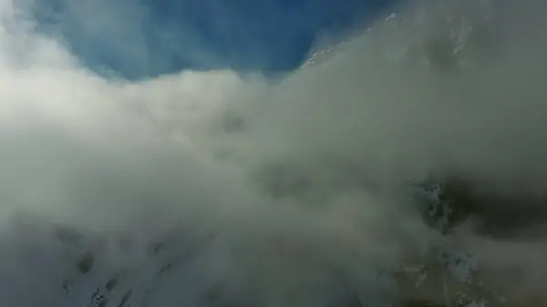 Volando Través Hermosas Nubes Blancas Esponjosas Entre Altas Montañas Rocosas Imágenes de stock libres de derechos