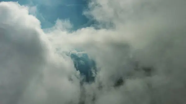高い岩山の間の美しい白いふわふわの雲を飛んでいる ドロマイトアルプス山脈 イタリア ストック写真