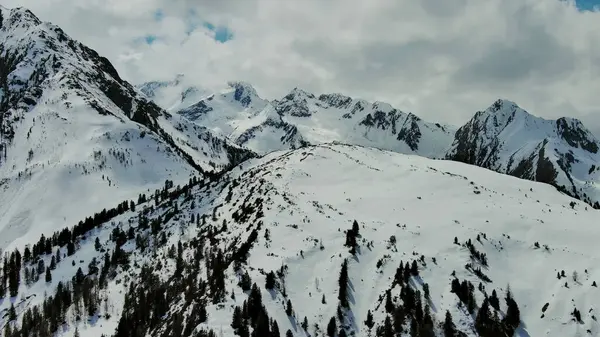 云彩覆盖的雪山山脉景观的空中景观 奥地利阿尔卑斯山 图库图片