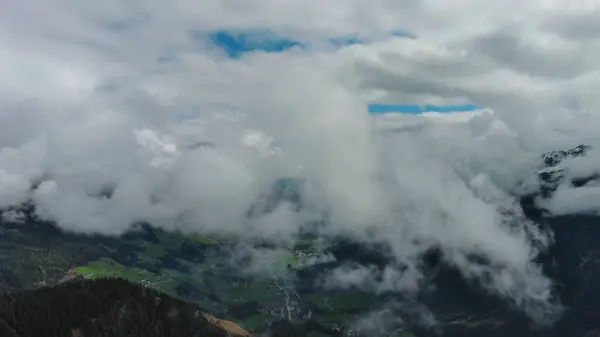 Vliegend Tussen Wolken Luchtfoto Van Besneeuwde Bergen Wolken Oostenrijkse Alpen Stockfoto