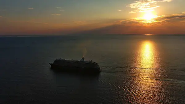 日落时游轮上的空中景色 亚得里亚海上有游轮的风景 冒险和旅行 图库图片