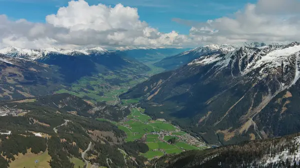 奥地利阿尔卑斯山流域和山区村庄的空中景观 免版税图库图片