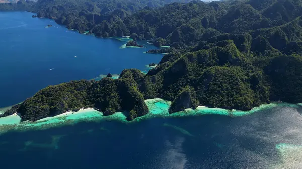 フィリピンの熱帯コロンの島の空中観察 青いラグーンと湖 白い砂浜 岩の崖の山々と美しいサンゴ礁 ストック画像