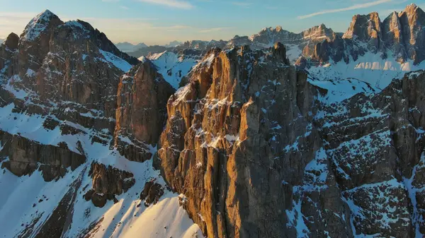 Güneşin Doğuşunda Kar Altındaki Muhteşem Kayalık Dağların Havadan Görünüşü Dolomitler Stok Resim