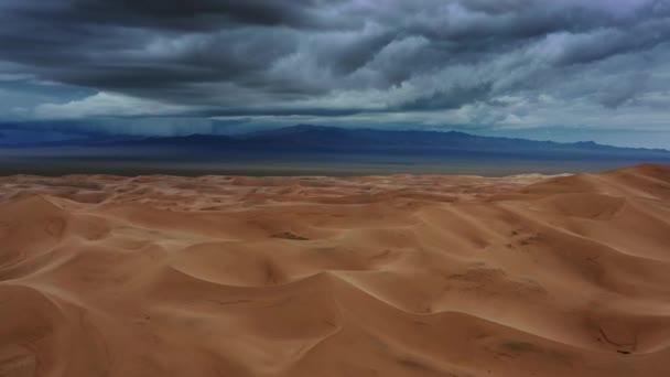 Luftaufnahme Von Sanddünen Mit Gewitterwolken Bei Sonnenuntergang Der Wüste Gobi — Stockvideo
