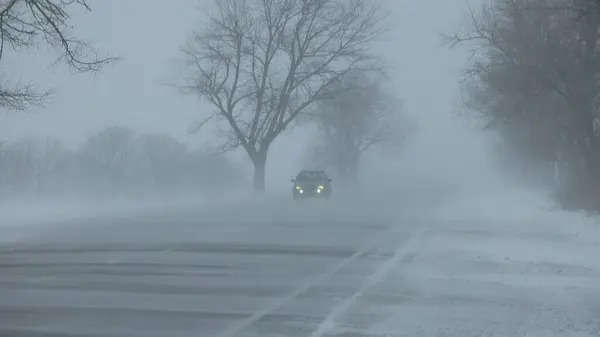 Kar Fırtınasında Arabalar Kış Yolunda Ilerliyor Stok Resim