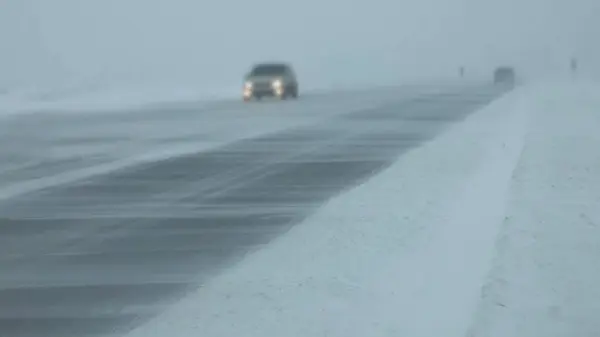 Mobil Bergerak Jalan Musim Dingin Badai Salju Stok Gambar Bebas Royalti