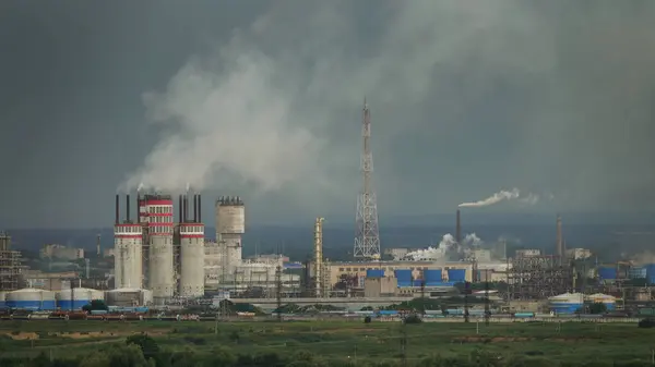 Planta Refinaria Petróleo Gás Com Fumaça Chaminé Indústria Petroquímica Negócios Fotografia De Stock