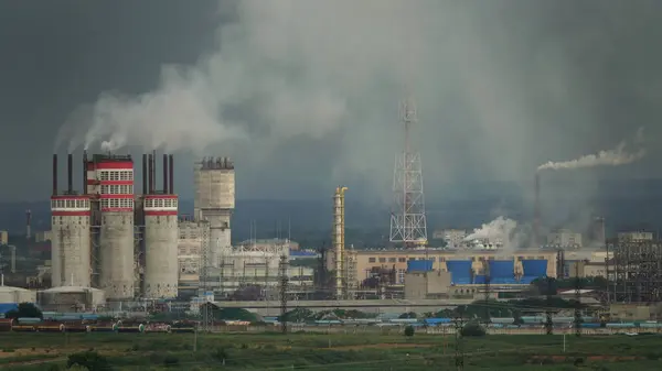 煙突の煙と石油 ガス精製プラント ビジネス石油化学工業 燃料エネルギー 生態系と健康的な環境の概念 ストック写真