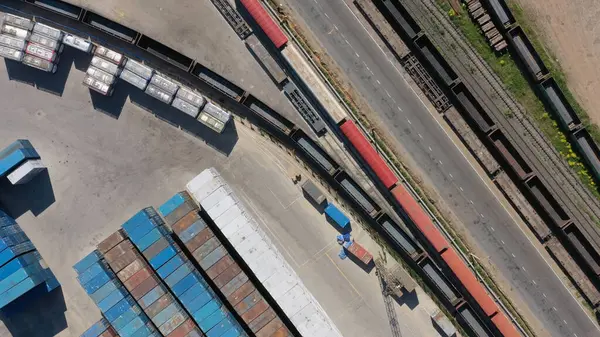 鉄道との貨物コンテナターミナルの空中トップビュー 貿易港におけるビジネス輸送ロジスティクス ストック画像