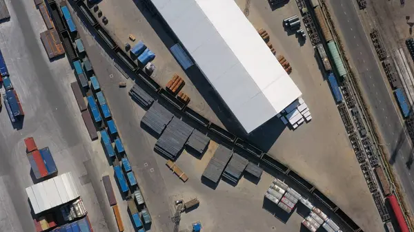 鉄道との貨物コンテナターミナルの空中トップビュー 貿易港におけるビジネス輸送ロジスティクス ストックフォト