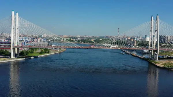 Luftaufnahme Der Schrägseilbrücke Mit Autos Petersburg lizenzfreie Stockbilder