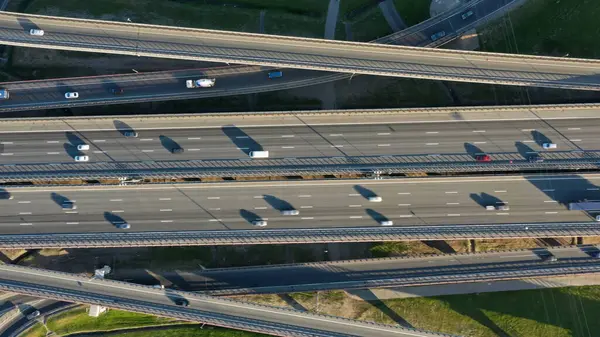 現代道路ジャンクションの車の空中トップビュー ロイヤリティフリーのストック写真