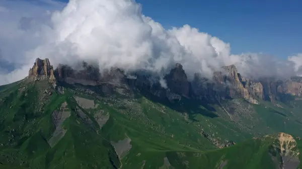 壮大な雲の下のコーカサス山々 カバルダ バルカリア ロシア ストックフォト