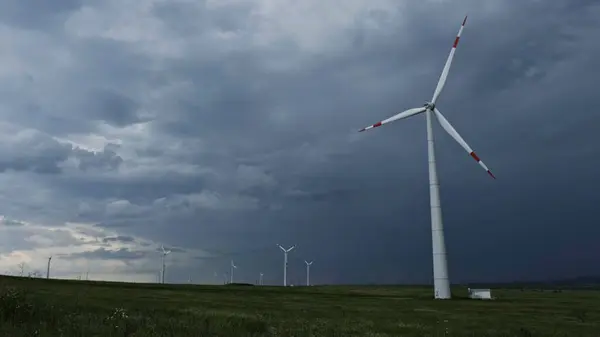 Kincir Angin Atau Turbin Angin Dalam Rotasi Untuk Menghasilkan Energi Stok Gambar Bebas Royalti