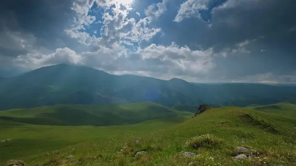 Vackert Bergslandskap Med Solstrålar Och Moln Stockbild