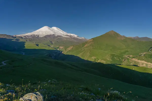Bella Vista Sul Monte Elbrus All Alba Montagne Del Caucaso Fotografia Stock