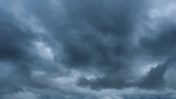 Gökyüzü Arka Planında Dramatik Kara Fırtına Bulutları Stok Fotoğraf
