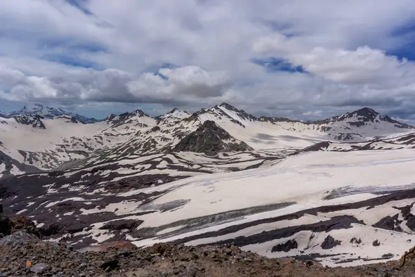 Bellissimo Paesaggio Con Cime Innevate Delle Montagne Del Caucaso Russia Immagine Stock