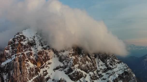Légi Kilátás Magas Hegyek Felhők Triglav Nemzeti Park Naplementekor Julian — Stock videók