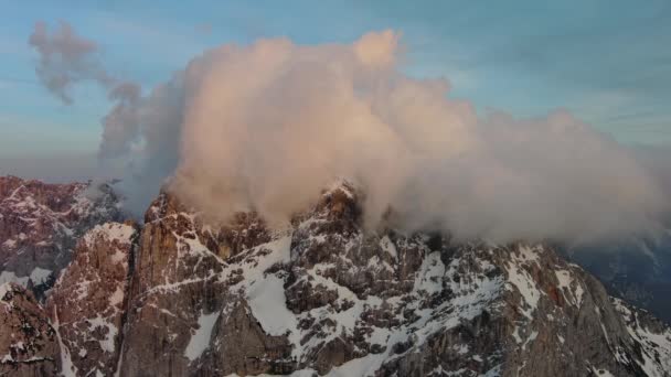 Légi Kilátás Magas Hegyek Felhők Triglav Nemzeti Park Naplementekor Julian — Stock videók