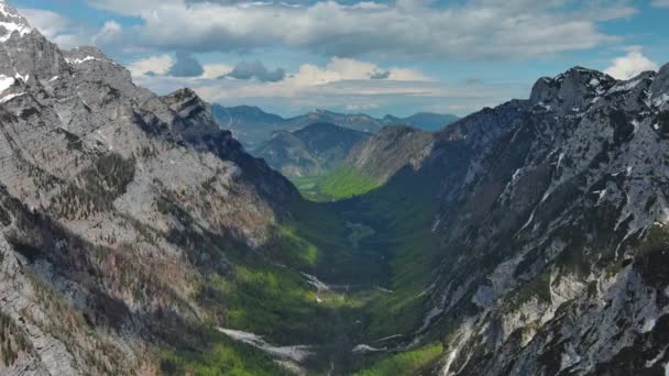 Widok Lotu Ptaka Zapierające Dech Piersiach Szczyty Zielona Dolina Alpach — Wideo stockowe