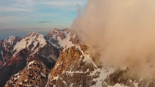 Vista Aérea Altas Montañas Nubes Parque Nacional Triglav Atardecer Alpes — Vídeo de stock