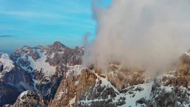Vista Aérea Altas Montanhas Nuvens Parque Nacional Triglav Pôr Sol — Vídeo de Stock
