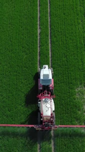 Luchtfoto Van Landbouwtractorsproeier Groen Veld Het Platteland Verticale Video — Stockvideo