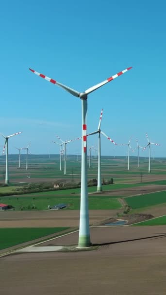 从空中俯瞰风力涡轮机和农田 风力涡轮机发电 绿色能源 垂直录像 — 图库视频影像