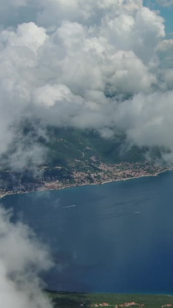 Widok Lotu Ptaka Zatokę Kotor Czarnogórze Latanie Chmurach Nad Zatoką — Wideo stockowe