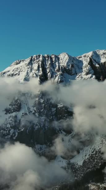 Voando Através Belas Nuvens Brancas Fofas Entre Altas Montanhas Rochosas — Vídeo de Stock