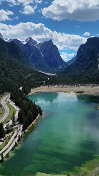 Widok Lotu Ptaka Alpejskie Jezioro Lago Dobbiaco Górach Dolomitów Cortina — Wideo stockowe