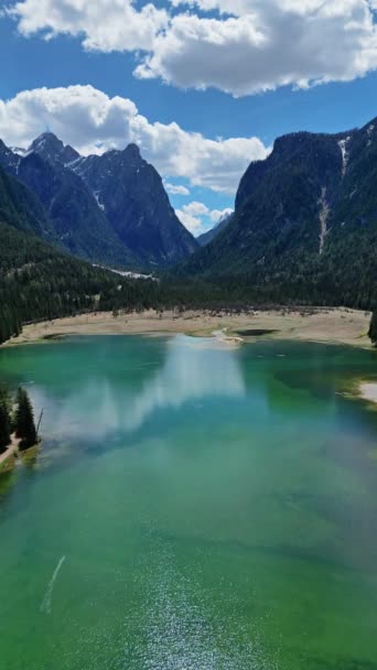 Widok Lotu Ptaka Jezioro Lago Dobbiaco Górach Dolomitów Cortina Dampezzo — Wideo stockowe