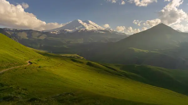 Vacker Utsikt Över Elbrusberget Vid Solnedgången Norra Kaukasus Berg Ryssland — Stockfoto