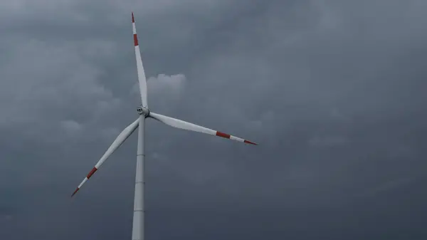 Molino Viento Turbina Eólica Rotación Para Generar Energía Eléctrica Contra Imágenes de stock libres de derechos