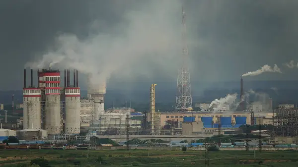 Planta Refinería Petróleo Gas Con Humo Chimenea Negocios Petroquímicos Industriales Imagen De Stock