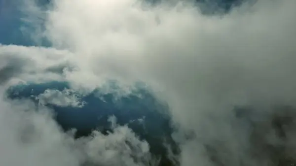 Volando Través Hermosas Nubes Blancas Esponjosas Entre Altas Montañas Rocosas Fotos De Stock Sin Royalties Gratis