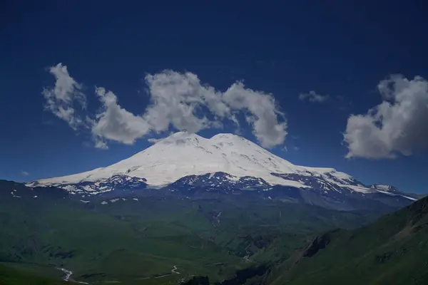 Hermosa Vista Del Monte Elbrus Las Nubes Montañas Del Cáucaso Imagen de archivo