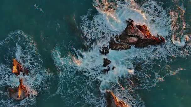 Vista Aérea Las Olas Rocas Mar — Vídeo de stock