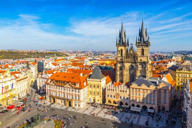 Prag, Çek Cumhuriyeti - 26 Ekim 2021: Eski Şehir Meydanı 'nın (Staromestske, Staromak) havadan görünüşü, Çek Cumhuriyeti' nin başkenti Prag 'ın Eski Şehir Bölgesi' ndeki tarihi meydan. Prag silüeti