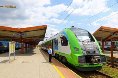 Przemysl, Polonya - 16 Temmuz 2021: Przemysl kenti, Podkarpackie Voyvodeship, Polonya 'daki Przemysl Glowny istasyonunda elektirikli Pesa Elf 2 (Electric Low Floor)