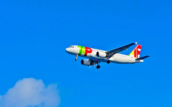 葡萄牙里斯本 2023年3月25日 葡萄牙航空公司运营的A320 214空中客车 注册号 Tmw 在里斯本上空盘旋 — 图库照片