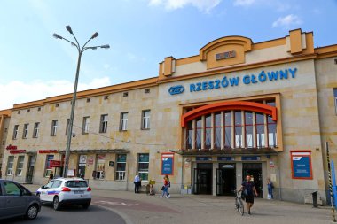 Rzeszow, Polonya - 16 Temmuz: Rzeszow Glowny Demiryolu İstasyonu, Voyvoda 'nın en büyük istasyonu. Rzeszow 'daki ilk istasyon 1858' de, şu anki bina 1945 'te inşa edildi.