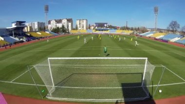 Uzhhorod, Ukrayna - 17 Mart 2023: VBET Ukrayna Premier Ligi 2022 / 23 futbol maçı Metalist Kharkiv Oleksandria, Uzhhorod, Ukrayna 'daki Avanhard Stadyumu' nda. Ağın arkasına bak. Zaman Süreleri