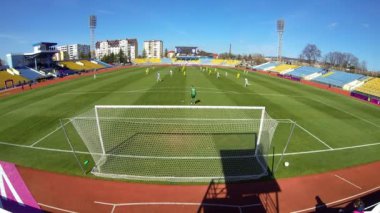 Uzhhorod, Ukrayna - 17 Mart 2023: VBET Ukrayna Premier Ligi 2022 / 23 futbol maçı Metalist Kharkiv Oleksandria, Uzhhorod, Ukrayna 'daki Avanhard Stadyumu' nda. Ağın arkasına bak. Zaman Hızı 4K UltraHD