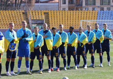 Uzhhorod, Ukrayna - 12 Mart 2023: SC Dnipro-1 oyuncuları VBET Ukrayna Premier Ligi maçından önce Ukrayna 'nın Uzhhorod kentindeki Avanhard Stadyumu' nda Dinamo Kyiv 'e karşı milli marşı dinlediler