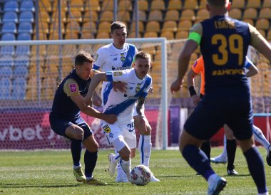 Uzhhorod, Ukrayna - 12 Mart 2023: SC 'den Ruslan Babenko Avanhard Stadyumu' nda oynanan VBET Ukrayna Premier Ligi maçı sırasında Dinamo Kyiv 'li Vitalii Buialskii ile top için mücadele ediyor.