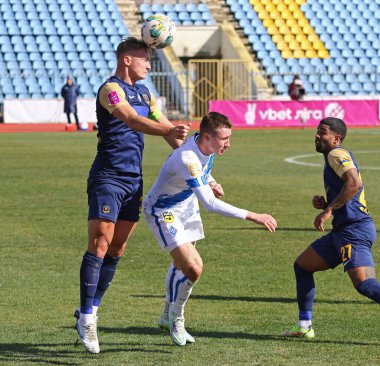 Uzhhorod, Ukrayna - 12 Mart 2023: SC Dnipro-1 (L) takımından Oleksandr Svatok, VBET Ukrayna Premier Ligi maçında Dinamo Kyiv takımından Vladyslav Vanat ile top için mücadele ediyor.