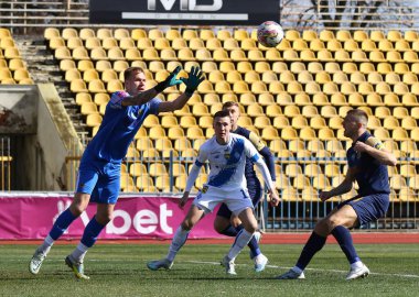 Uzhhorod, Ukrayna - 12 Mart 2023: SC Dnipro-1 kalecisi Vladyslav Rybak, Ukrayna 'nın Uzhhorod kentindeki Avanhard Stadyumu' nda oynanan VBET Ukrayna Premier Ligi karşılaşmasında Dinamo Kyiv 'e karşı eylem halinde